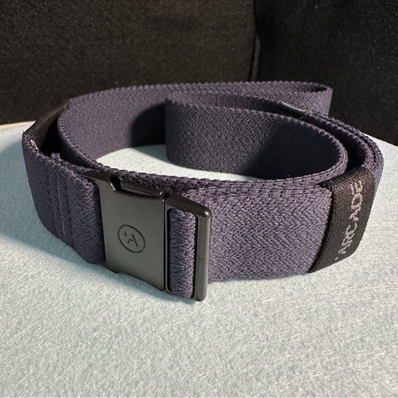 Arcade Belts Atlas Belt -NAVY Unisex One Size (up to 40”)-Stretchy & Low Profile - Picture 1 of 8